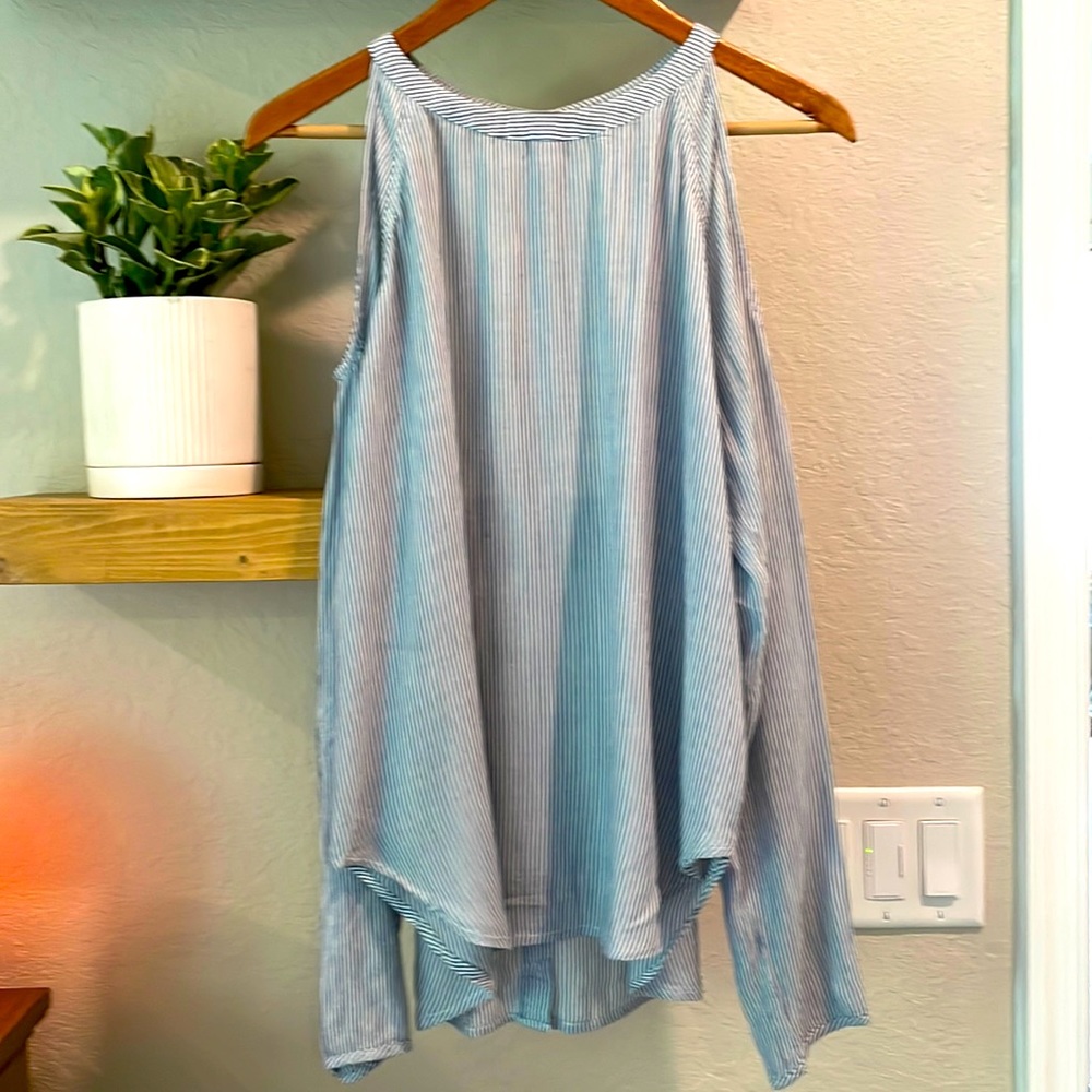 Sundays peek a boo shoulder top. Size 0 (XS)
